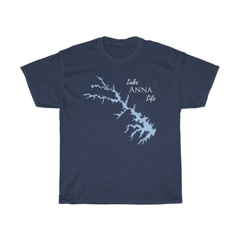 Op de afbeelding: Een marineblauw t-shirt met een lichtblauwe omtrek van Lake Anna en de tekst "Lake Anna Life" in wit.