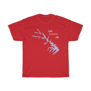 Op de afbeelding: Rood T-shirt met een lichtblauwe omtrek van Lake Anna en de tekst "Lake Anna Life" in wit.