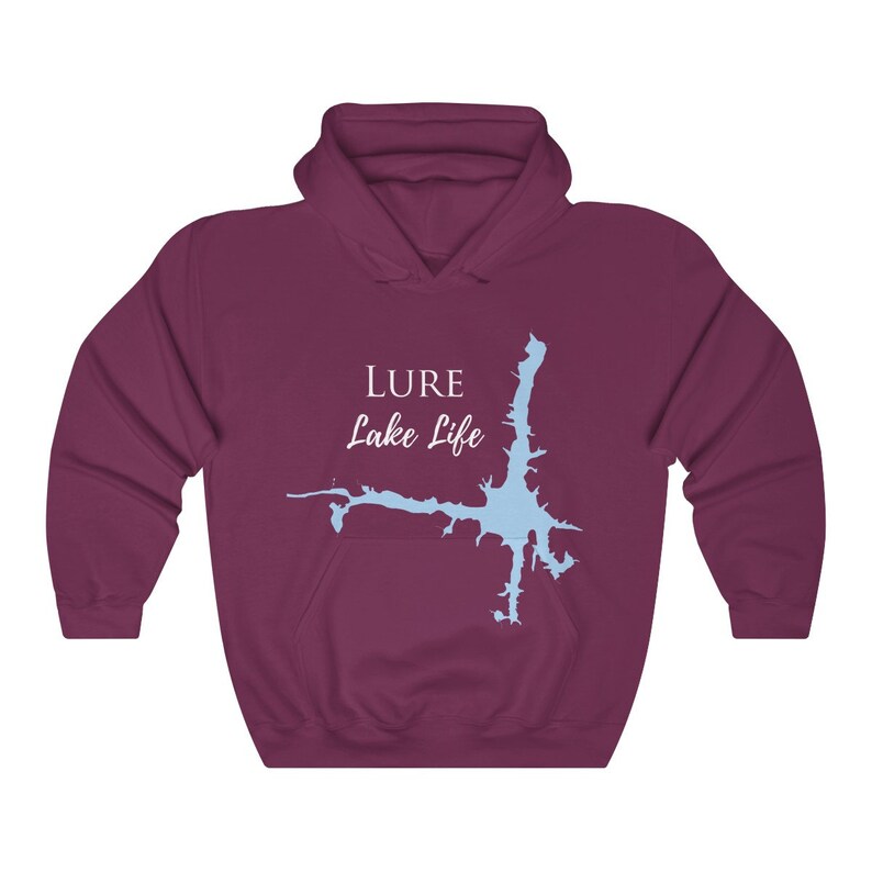 Op de afbeelding: Bordeauxkleurig hoodie met de tekst "LURE Lake Life" in wit cursief schrift en een lichtblauwe omtrek van een meer.