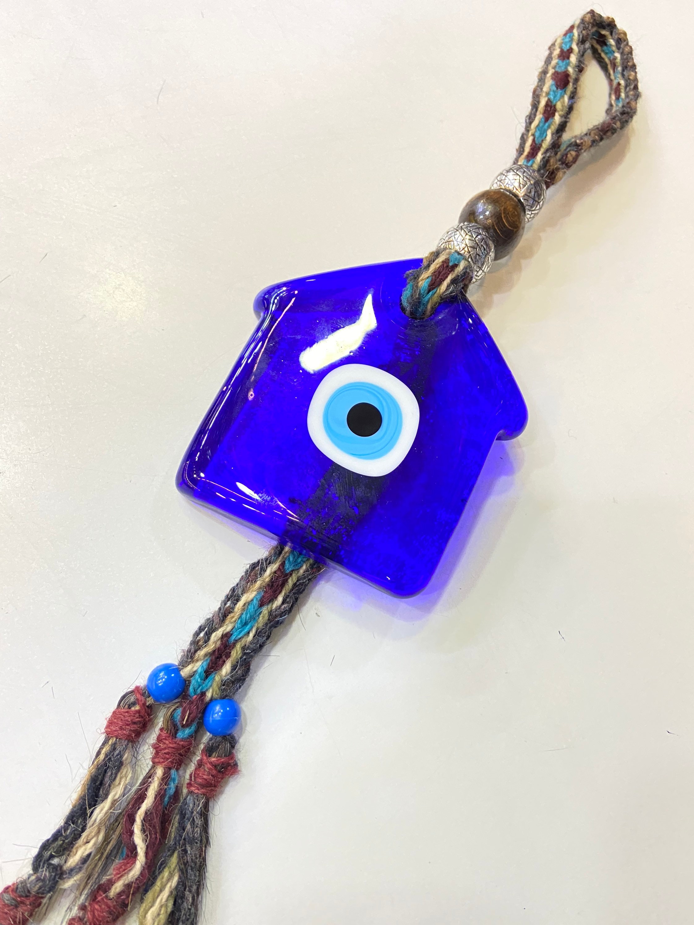 Huisvormig glas blauw boze oog met handgebreid geitenhaar muurhanger, traditionele Nazar Boncuk, Grieks oog, boze oogkraal