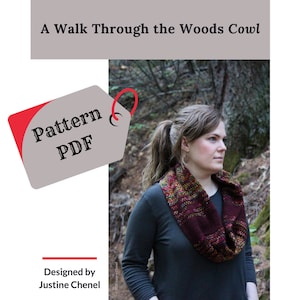 Könnte beinhalten: Ein rotes und graues Etikett mit dem Text "Pattern PDF" darauf. Das Etikett befindet sich vor einer Frau, die einen dunkelbraunen Cowl mit einem bunten Muster in einer Waldlandschaft trägt.
