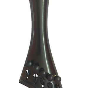 Puede incluir: Un cordal de violín marrón oscuro con cuatro afinadores finos. El cordal tiene una forma curva y cónica y está hecho de un material de madera pulida. Los afinadores finos son pequeños, redondos y negros.