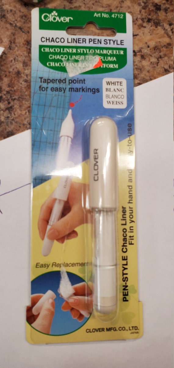 Clover Chaco Liner Pen Style (White) fit in your hand and easy to use. 2 refill powder bottle available in white and blue.