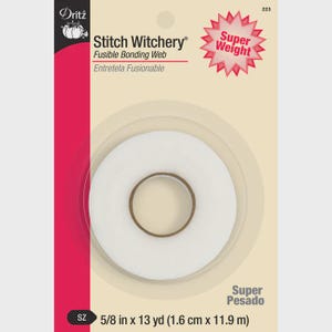 Può includere: Una confezione di Stitch Witchery Dritz, una tela adesiva fusibile. La confezione è color crema con una striscia rossa sul lato sinistro. Il prodotto è un rotolo di tela adesiva fusibile bianca, super pesante, 1,6 cm x 11,9 m.