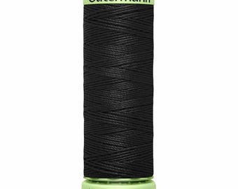 Könnte beinhalten: Eine Spule schwarzes Gütermann-Garn. Der Faden ist eng um einen zylindrischen Kern gewickelt. Die Spule hat einen grünen Boden und einen grünen Deckel mit dem Gütermann-Logo. Das Etikett zeigt 30 m Faden an.