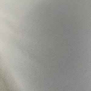 Può includere: Un tessuto liscio di colore grigio chiaro con una superficie liscia e leggermente strutturata.