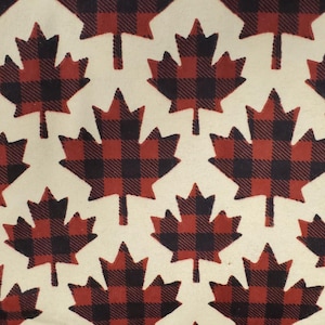 Peut inclure: Un tissu blanc avec un motif répété de feuilles d'érable en plaid rouge et noir.