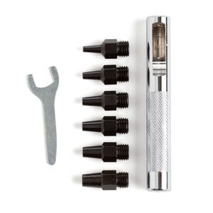 Peut inclure: Un ensemble de six poinçons de différentes tailles avec une clé et un outil de poinçonnage argenté. L'outil de poinçonnage a une poignée texturée et un trou au centre.