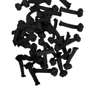 Peut inclure: Un tas de boutons en cordon noir avec des extrémités nouées. Les boutons sont faits d'un matériau souple et flexible et sont parfaits pour ajouter une touche de style à vos vêtements ou à vos travaux manuels.