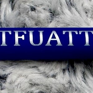 Pu&ograve; includere: Una penna blu con dettagli argentati e il testo "STFUATDLAGG" stampato sul lato.