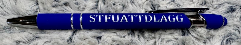 Pu&ograve; includere: Una penna blu con dettagli argentati e il testo "STFUATDLAGG" stampato sul lato.
