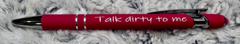 Pu&ograve; includere: Una penna rossa con dettagli argentati e il testo "Talk dirty to me" scritto in bianco sul fusto.