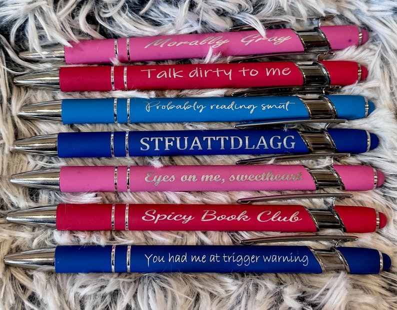 Pu&ograve; includere: Un set di dieci penne con corpi di diversi colori e dettagli argentati. Ogni penna ha un messaggio inciso diverso, tra cui "Morally Gray", "Talk dirty to me", "Probably reading smut", "STFUATTDLAGG", "Eyes on me, sweetheart", "Spicy Book Club" e "You had me at trigger warning".