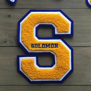 Letras de chenilla personalizadas.