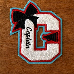 Parche personalizado de chenilla de 5 pulgadas con la inscripción "Captain C", megáfono y lazo – Letra universitaria hecha a mano – Colores personalizados