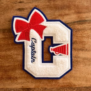 Parche personalizado de chenilla de 5 pulgadas con la inscripción "Captain C", megáfono y lazo – Letra universitaria hecha a mano – Colores personalizados