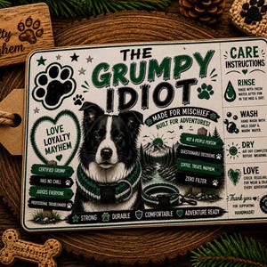 Könnte beinhalten: Ein rechteckiges Schild mit einer schwarz-weißen Hundeillustration, dem Text THE GRUMPY IDIOT, LOVE LOYALTY MAYHEM und Pflegehinweisen. Das Design enthält grüne Akzente, Pfotenabdrücke und Berggrafiken auf einem hellen Hintergrund mit dunklen Rändern.