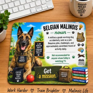 Puede incluir: Una alfombrilla de ratón rectangular con un perro pastor belga malinois con arnés táctico, una taza negra con texto, una pelota roja y una bolsa verde. El diseño incluye el texto Belgian Malinois noun, rasgos del perro y libros de colores.