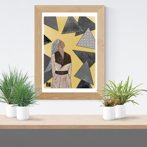 Peut inclure: Une illustration encadrée d'une personne à la peau brune et un foulard blanc debout devant un fond jaune avec des formes géométriques noires et blanches.