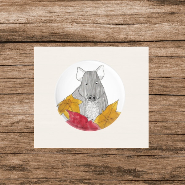 Badge rond illustration sanglier pour enfant et adulte à accrocher sur une veste ou un sac