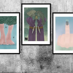 Peut inclure: Trois impressions d'art encadrées avec des images différentes. La première impression présente une paire de pieds nus avec des araignées suspendues à un motif de feuilles vertes. La deuxième impression montre deux femmes en robes violettes avec des épées et une auréole au-dessus de leurs têtes. La troisième impression montre un majeur avec une auréole au-dessus.