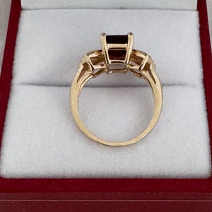 14K Solid Gold Simulated Ruby Emerald Cut Vintage Ring size 4.5 Weighs 2.67 Grams Hallmark 14K Yellow Gold 2 Small Accent Diamonds afbeelding 2