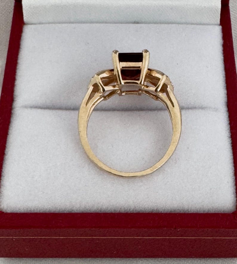 14K Solid Gold Simulated Ruby Emerald Cut Vintage Ring size 4.5 Weighs 2.67 Grams Hallmark 14K Yellow Gold 2 Small Accent Diamonds afbeelding 2