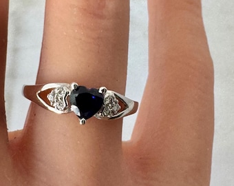 10K Solid White Gold Heart Shape Blue Sapphire Vintage Ring Size 7.25 Hallmark 10K Weighs 2.07 Grams