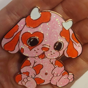 Pin's de 5 cm en émail dur, couleur jaspe fraise lait