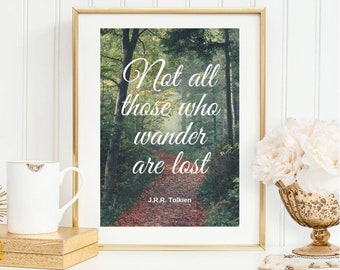 Din A4 Kunstdruck ungerahmt Spruch - J.R.R. Tolkien - Not all those who wander are lost - Zitat Wald Natur Bild Poster Geschenk