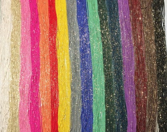 Può includere: Una varietà di catene di perline colorate, ognuna di un colore diverso, tra cui oro, rosa, arancio, rosso, giallo, grigio, blu, verde, nero, viola e marrone.