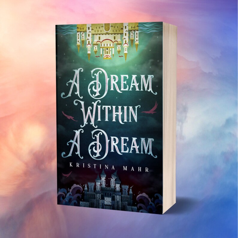 Pu&ograve; includere: Una copertina di libro con uno sfondo blu scuro e un castello dorato tra le nuvole. Il titolo &egrave; "A Dream Within A Dream" di Kristina Mah