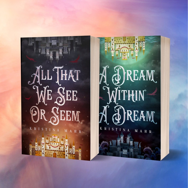 Pu&ograve; includere: Due copertine di romanzi fantasy con uno schema di colori blu scuro e verde. Le copertine presentano un castello con un tetto dorato e un cielo scuro con nuvole. Il testo sulle copertine recita "All That We See Or Seem" e "A Dream Within A Dream". Entrambi i libri sono di Kristina Mah