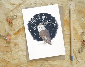 Puede incluir: Tarjeta de felicitación con una ilustración de un búho común, sobre un fondo azul oscuro con estrellas blancas. El texto "thank you for everything" está escrito en blanco. La tarjeta está sobre un sobre marrón, con clips y un lápiz.