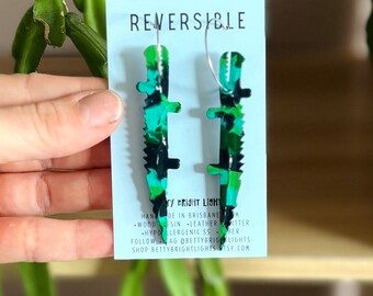 Hoop crocodile midi earrings! Medium size, painted laser cut wood. Hypoallergenic ear wires, Glitter resin back. Reversible design.