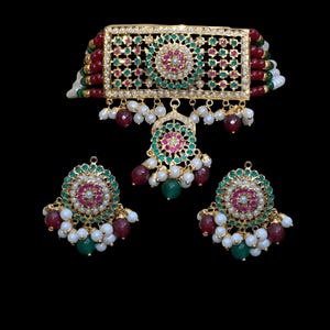 C312 Medha Rubin Smaragd Jadau Choker eingefasst in Perlen, indischer Schmuck