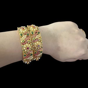 B810 Bracelets jadau Avisha en rubis émeraude avec perles/Bijoux indiens/Bijoux jadau/Bijoux hyderabadi/Bracelets Polki/Bijoux traditionnels