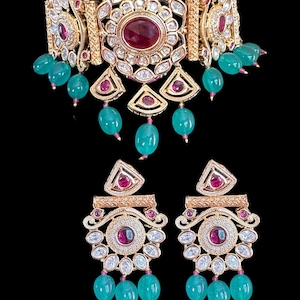 C239 hochwertiges Polki Choker Set in rubin smaragd kombination mit Perlen / indischer Schmuck