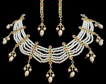 C517 Hyderabadi pärlhalsband med örhängen i Navratan, Hyderabadi smycken, Jadau halsband, indiska smycken