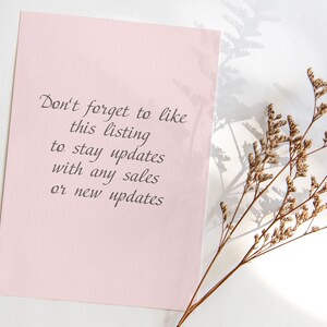 Op de afbeelding: Een roze kaart met de tekst "Vergeet niet om deze vermelding te liken om op de hoogte te blijven van updates, verkopen en nieuwe updates" geschreven in cursief.