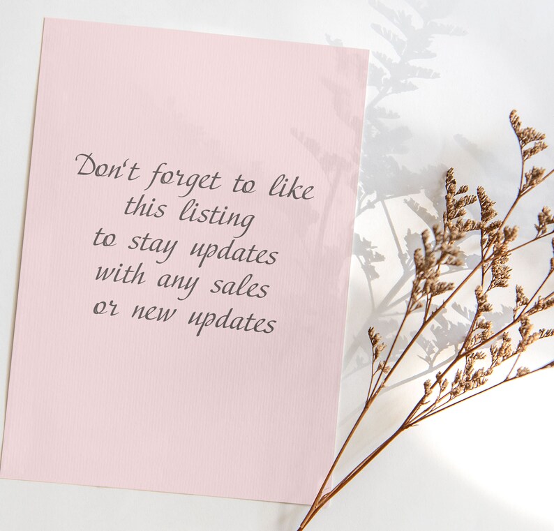 Op de afbeelding: Een roze kaart met de tekst "Vergeet niet om deze vermelding te liken om op de hoogte te blijven van updates, verkopen en nieuwe updates" geschreven in cursief.