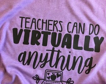 Może przedstawiać: Fioletowy T-shirt z napisem "TEACHERS CAN DO VIRTUALLY anything" czarnymi literami. Pod tekstem znajduje się czarno-biała ilustracja laptopa z sercami i jabłkiem na ekranie.