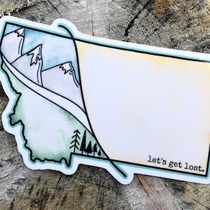 Montana Mountain Forest Scene // Let's Get Lost Diecut Vinyl Sticker // Fleece-Aufkleber // Handgezeichnet Doodle