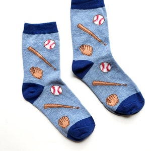 Könnte beinhalten: Ein Paar blaue und hellblaue Socken mit einem Baseball-, Schläger- und Handschuhmuster.