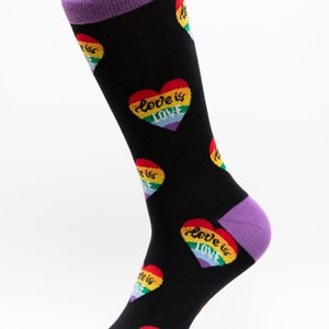 Love is Love クルーソックス | 楽しいソックス | クールなソックス | 素晴らしいソックス | クレイジーソックス | 新郎ソックス | ファンキーソックス | ユニセックスソックス