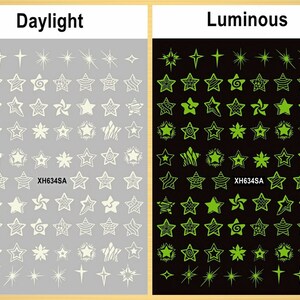 Pu&ograve; includere: Due fogli di adesivi per unghie con una variet&agrave; di disegni a forma di stella. Il foglio a sinistra mostra gli adesivi in bianco su uno sfondo grigio. Il foglio a destra mostra gli adesivi in verde su uno sfondo nero. Gli adesivi sono etichettati "Daylight" e "Luminous" e il codice "XH634SA" &egrave; stampato su entrambi i fogli.