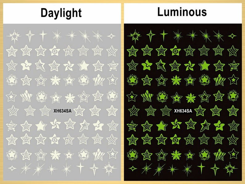 Pu&ograve; includere: Due fogli di adesivi per unghie con una variet&agrave; di disegni a forma di stella. Il foglio a sinistra mostra gli adesivi in bianco su uno sfondo grigio. Il foglio a destra mostra gli adesivi in verde su uno sfondo nero. Gli adesivi sono etichettati "Daylight" e "Luminous" e il codice "XH634SA" &egrave; stampato su entrambi i fogli.