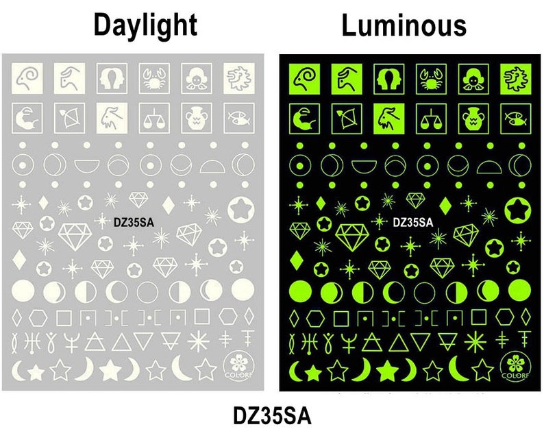 Pu&ograve; includere: Un foglio di adesivi per unghie luminescenti con una variet&agrave; di disegni, tra cui segni zodiacali, lune, stelle e forme geometriche. Gli adesivi sono mostrati sia alla luce del giorno che in condizioni luminose. Il testo "DZ35SA" appare sul foglio.