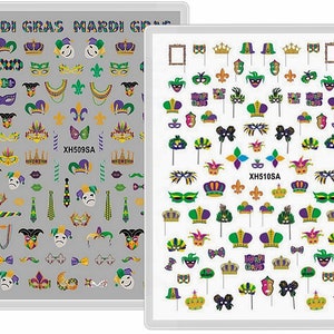 以下が含まれることがあります： マルディグラのテーマのネイルアートステッカー2枚。ステッカーには、王冠、マスク、道化師の帽子、フルール・ド・リス、そして「マルディグラ」の文字など、さまざまなデザインが施されています。ステッカーは白い背景になっています。