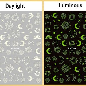 Pu&ograve; includere: Due fogli di adesivi per unghie con un tema celeste. Il foglio a sinistra mostra lune, stelle, soli e conchiglie bianche su uno sfondo grigio chiaro. Il foglio a destra mostra lo stesso design in verde su uno sfondo nero. Il testo "XH637SA" &egrave; stampato su entrambi i fogli.